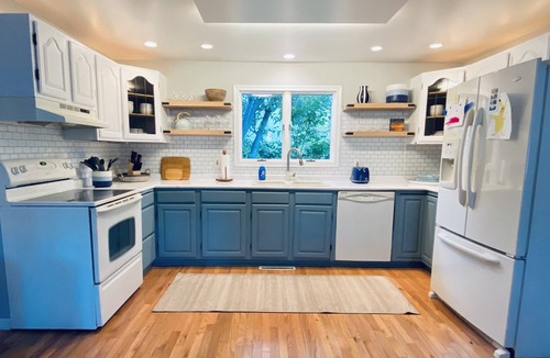 Riverside House | COZY 3BR HARBOR HOUSE NEAR LAKE MICHIGAN, HUGE DECK AND YARD