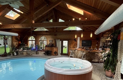 Woodstock Apartment | Cozy artist apartment located in heart of Woodstock with rejuvenating spa