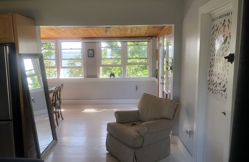 Town of Torrey House | Cozy Cabin With 165 Ft Beach and wood-fired hot tub! Center of FLX wine country!