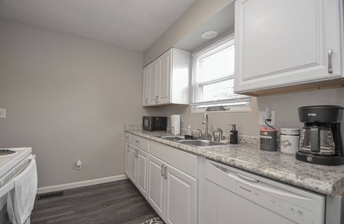 Erlanger Apartment | Cozy & Charming 2-bedroom, 2 bath in Central location near Cincinnati