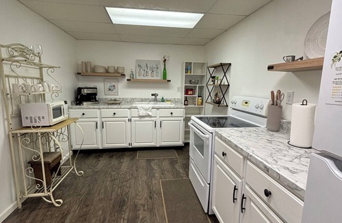 Goshen Cabin | Cozy, chic & historic 3-bedroom cabin in trendy Goshen, 40 mins from Notre Dame!