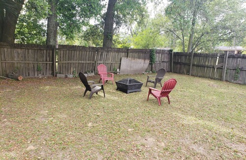 Southeast Pensacola House | Cozy Corner house with garden located 15 to 20 mins from beach