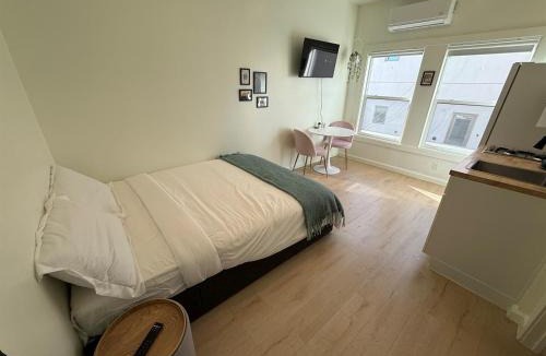 Westlake South Apartment | Cozy Downtown LA Studio #115 Kitchenette Wi-Fi