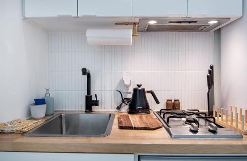 Westlake South Apartment | Cozy Downtown LA Studio #115 Kitchenette Wi-Fi