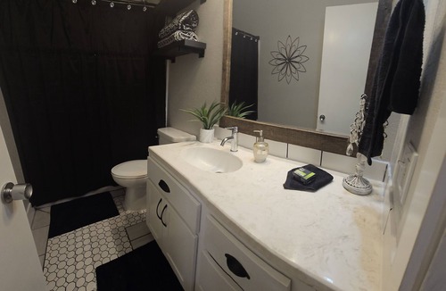 Cloverdale Other | Cozy Farmhouse w/short walk to a private lake