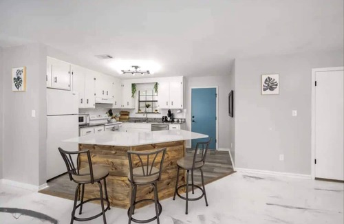West Pensacola House | Cozy home w/fire pit, BBQ & dog-friendly