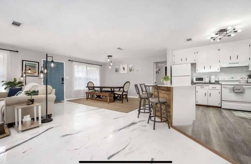 West Pensacola House | Cozy home w/fire pit, BBQ & dog-friendly