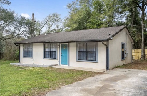 West Pensacola House | Cozy home w/fire pit, BBQ & dog-friendly