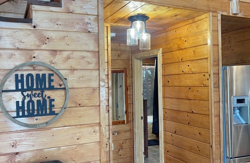 Dandridge Cabin | Cozy LAKE cabin. Near Douglas Lake,East TN! Sleeps 5.Hot Tub. Fireplace. Age 25+