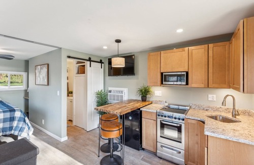 Kalamazoo House | Cozy Lakefront Studio On Long Lake! by RedAwning