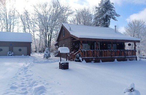 Meredith Cabin | Cozy Log Cabin near Cooperstown Dreams park and All- Star Village