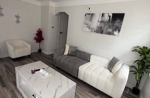Redford House | Cozy Modern 2-bedroom house in wonderful Detroit/Redford Area.