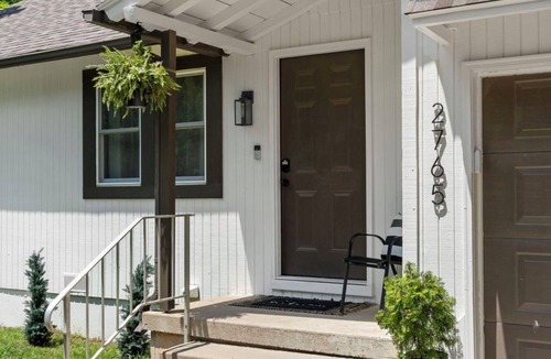 Springfield House | Cozy&Quiet Modern Retreat Near Hwy 65 & Cherry St