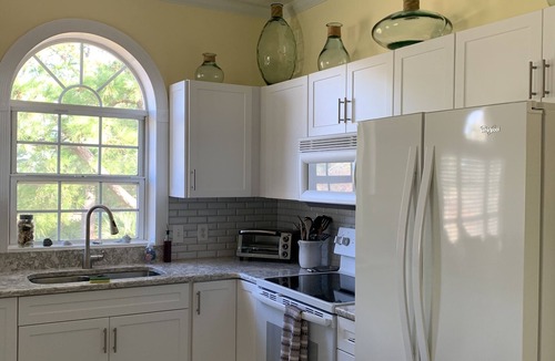 Central Myrtle Beach Condo | Cozy Retreat in Myrtle Beach: On-Site Golf and Pools! Only 1 mile to Beach!