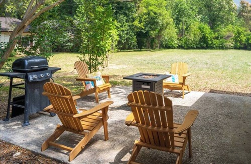 West Pensacola Apartment | Cozy retreat w/BBQ grill & backyard