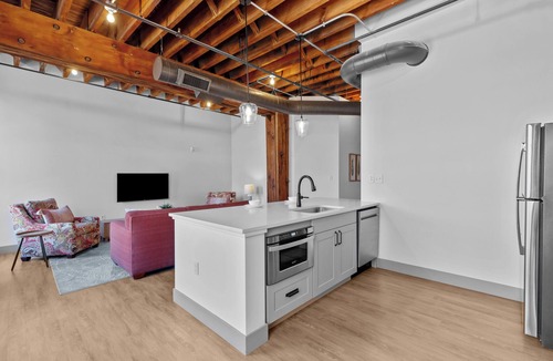 Mitchell Apartment | Cozy Spacious Loft Next to the Arch – Casino, Conventions & Stadiums