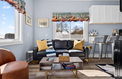 Groton House | Cozy Waterfront Cottage