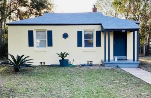 Pensacola House | Cozy Yellow Cottage with Garage