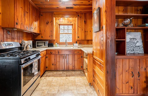 Balsam House | Creekside Cabin + Fire Pit | 10 Min to DT