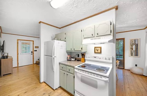 Morris Chapel Cabin | Creekside Cabin w/Boat Ramp, Fire Pits & Outdoor Theater – Sleeps 6