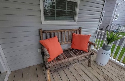 Auburn Cottage | Crew friendly, 2 bathrooms, fast wifi, free parking