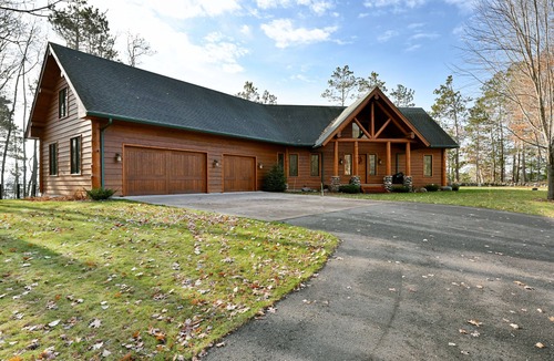 Hayward House | Custom-Built Log Cabin Family Friendly home on Round Lake, close to trails!
