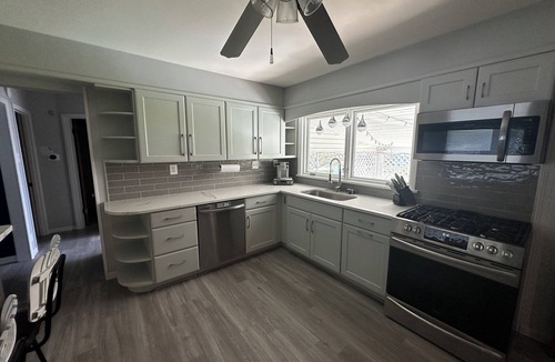 Sappington House | Cute Blue House -2 bdrm house. Private backyard. 20 min or less from anywhere