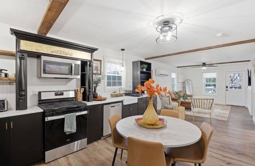 Greer House | Cute Cottage, Central Location, Pet Friendly