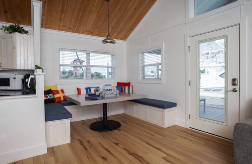 Downtown Boat Rental | DECKED OUT - Tranquil! Immaculate! Unique! Downtown! Dock your boat!