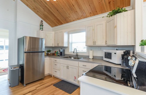 Downtown Boat Rental | DECKED OUT - Tranquil! Immaculate! Unique! Downtown! Dock your boat!