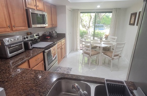 Deerfield Beach Condo | Deerfield Beach golf, entertainment and malls, first floor condo vacation