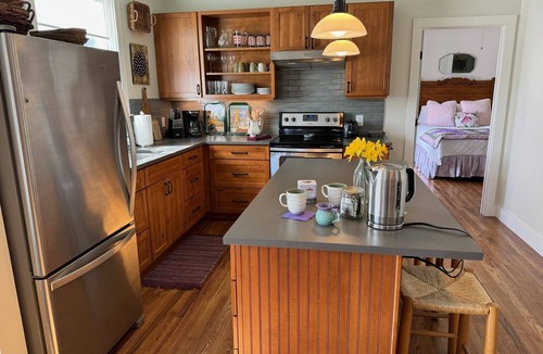 Hot Springs Cottage | Delightful riverview house with screened porches