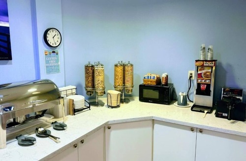 Old Towne Hotel | Deluxe King Room Near Seal Beach Pier, Shops and Surf Lessons with Breakfast