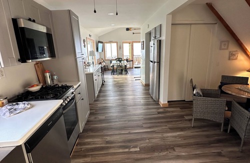 Kent Cottage | Direct Lakefront Cottage, Modern 2-bedrm Cottage in Point Breeze with WiFi & AC