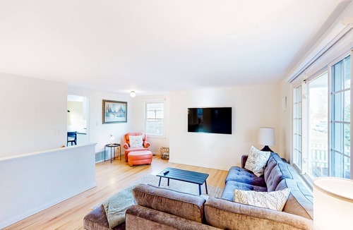 North Admiral House | Dog-friendly quiet West Seattle home next to the park & close to Alki Beach