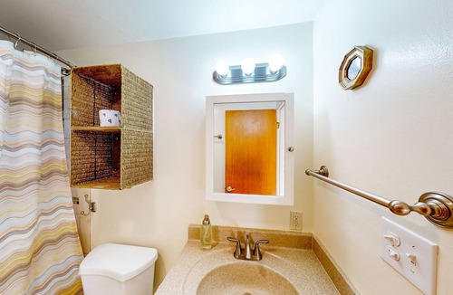 North Admiral House | Dog-friendly quiet West Seattle home next to the park & close to Alki Beach