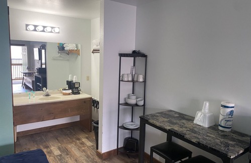 Indian Point Condo | Double Queen Room w/Kitchen Supplies