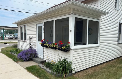 Lakeside House | Downtown Lakeside in Muskegon-by local businesses,10 min to beach, Htub seasonal