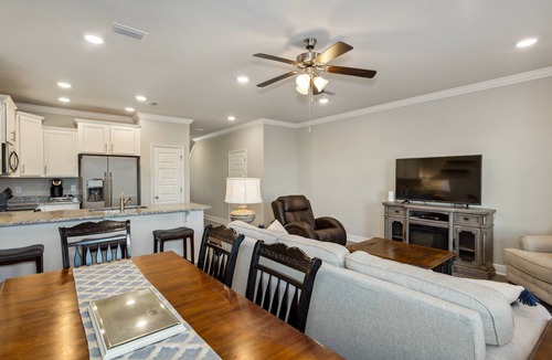 South Pensacola House | Downtown Townhome l Community Pool l Great for Families l 10 Minutes to NAS Pensacola l Fast WiFi