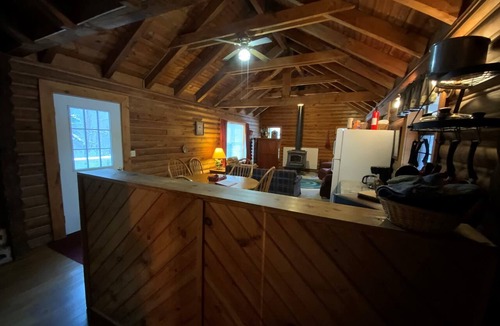 Bath Cabin | Dreams End Woodcliff Cabin