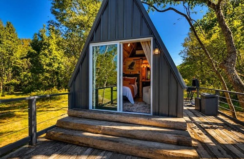 Cherokee Apartment | Eagle’s Nest Couples Escape w/Hot Tub & Firepit