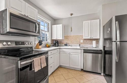 Southeast Pensacola Villa | East Hill Manor with 2 Kitchens Near Beach & Downtwn