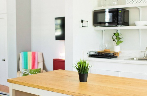 East Hill Apartment | East Hill Oasis | 4 Apartments Near Beach & City