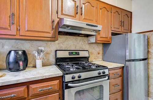 Queens Apartment | Easy Train Access! Quiet New York Commuter Apt