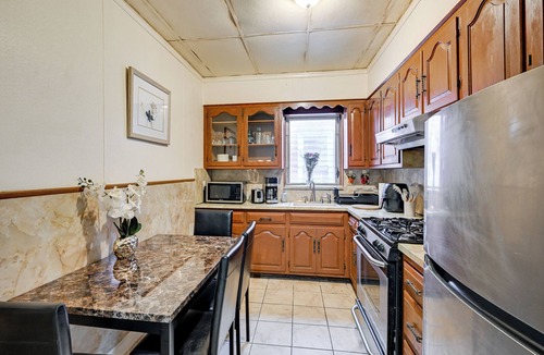 Queens Apartment | Easy Train Access! Quiet New York Commuter Apt