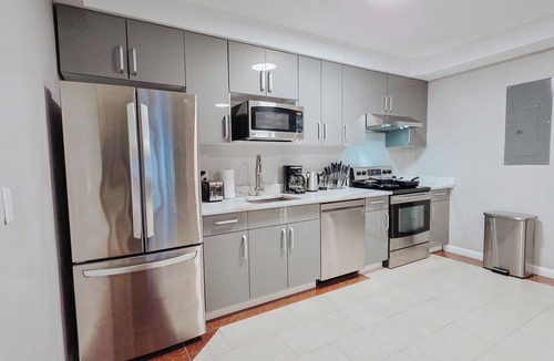 Chinatown Apartment | Element/King Bed/Elevator/Adjustable Desk