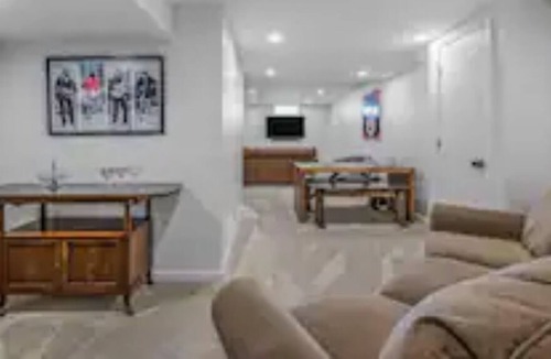 Northview House | ELYSIUM * HotTub 4bed 2bath Near EVERYTHING!