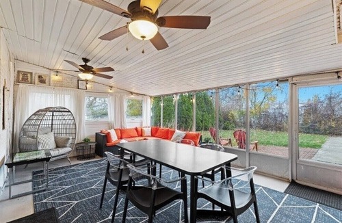 Madison Heights House | ★Enclosed Patio★ Gas Fireplace EV Charger BBQ 4Bed 2Bath- Entire House Royal Oak