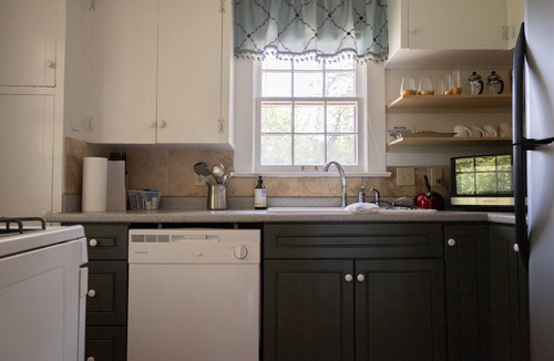 East Hill Cottage | Enjoy a stylish experience at this centrally-located guest house DOWNTOWN!