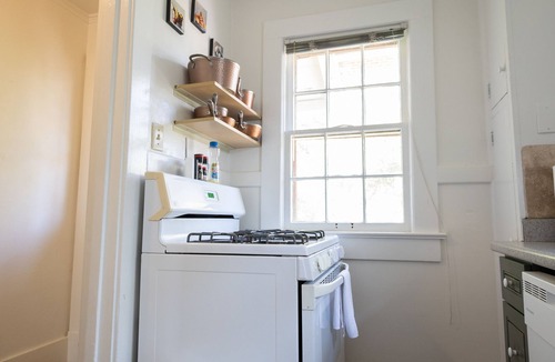East Hill Cottage | Enjoy a stylish experience at this centrally-located guest house DOWNTOWN!